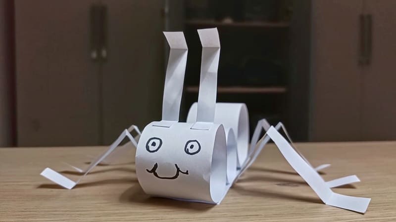 Origami de formiga de papel