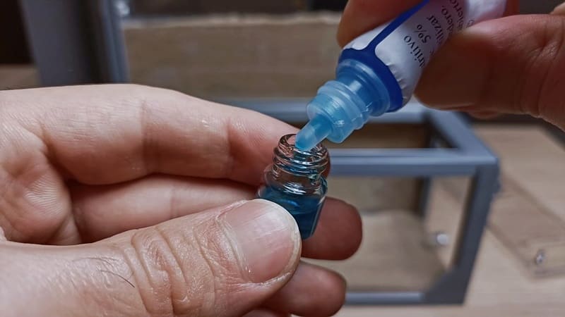 Riempendo un feeder liquido con zucchero blu