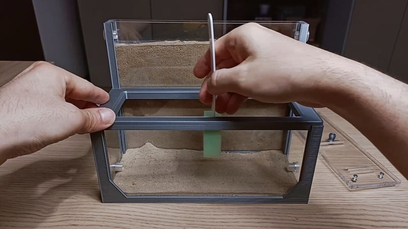 Applicando l'olio di prevenzione delle fughe al nido di sabbia Anthouse