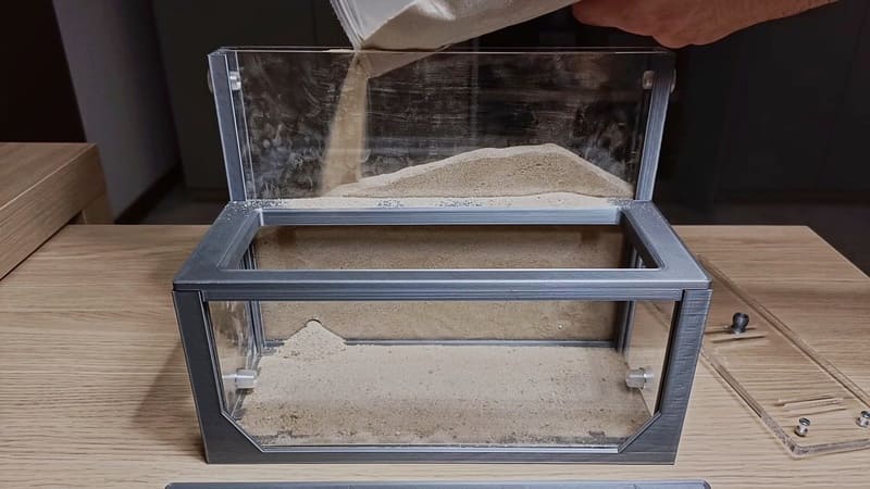 Riempendo il nido di sabbia Anthouse con sabbia