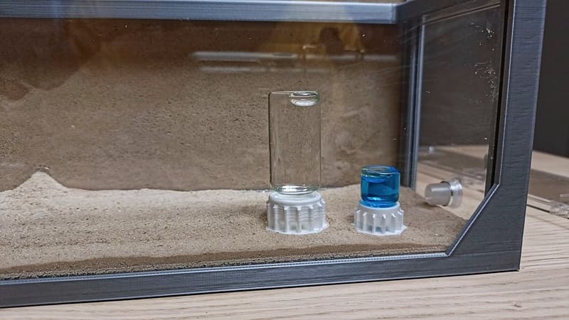 Due feeder liquidi nel nido di sabbia Anthouse