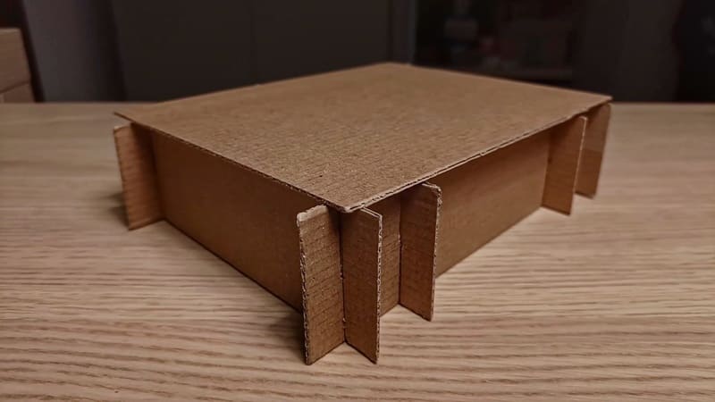 Test tube holder with lid
