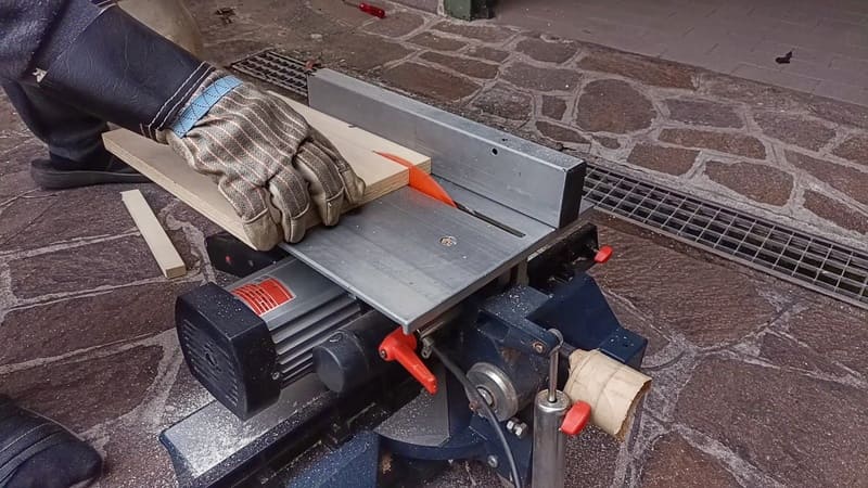 Couper le panneau pour la spirale de tube DIY pour fourmis