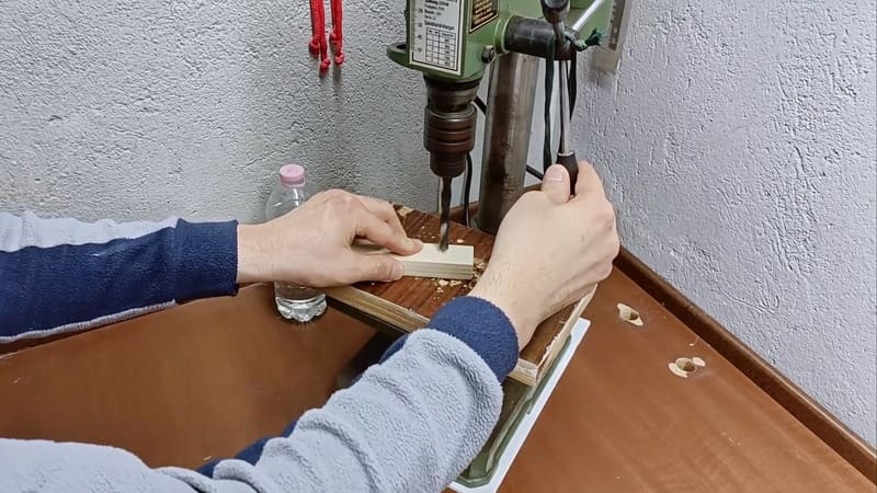 Percer les trous dans la spirale de tube DIY pour fourmis