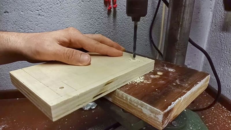 Percer les trous dans la spirale de tube DIY pour fourmis