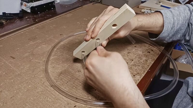 Insérer le tube dans la spirale de tube DIY pour fourmis