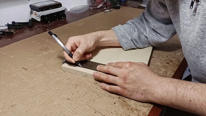 Prendre les mesures pour la spirale de tube DIY pour fourmis