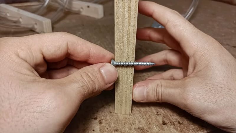La vis pour la base de la spirale de tube DIY pour fourmis