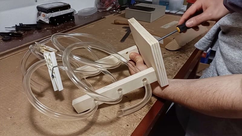 Visser la base sur la spirale de tube DIY pour fourmis