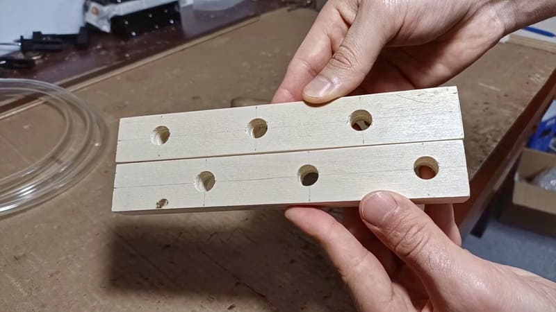 Les trous dans les deux tours de la spirale de tube DIY pour fourmis