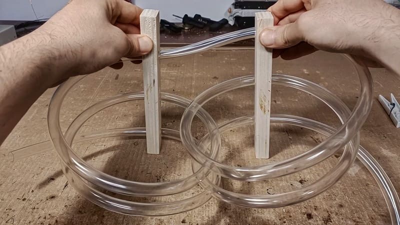 Les deux tours de la spirale de tube DIY pour fourmis avec le tube
