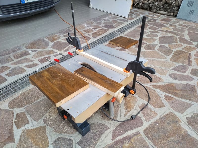 DIY木製アリの巣のベースを切る