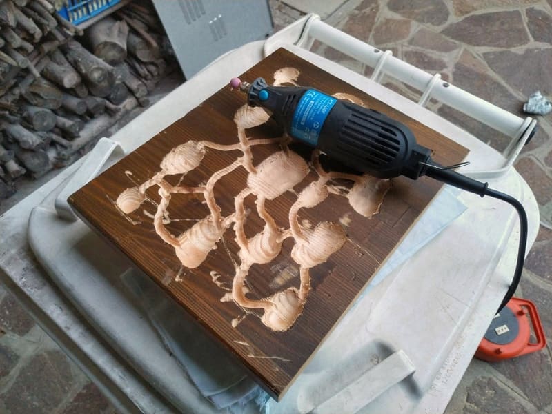 DremelでDIY木製アリの巣を彫る